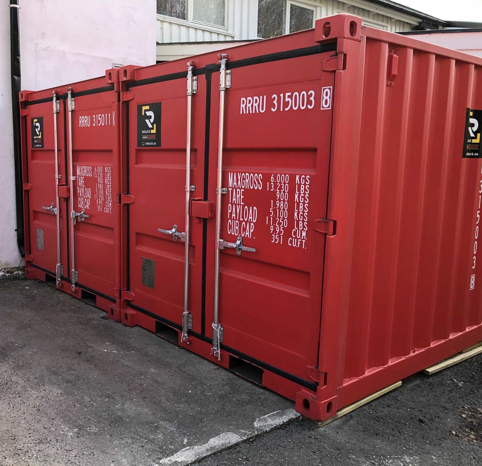 En rød container fra lager gutta